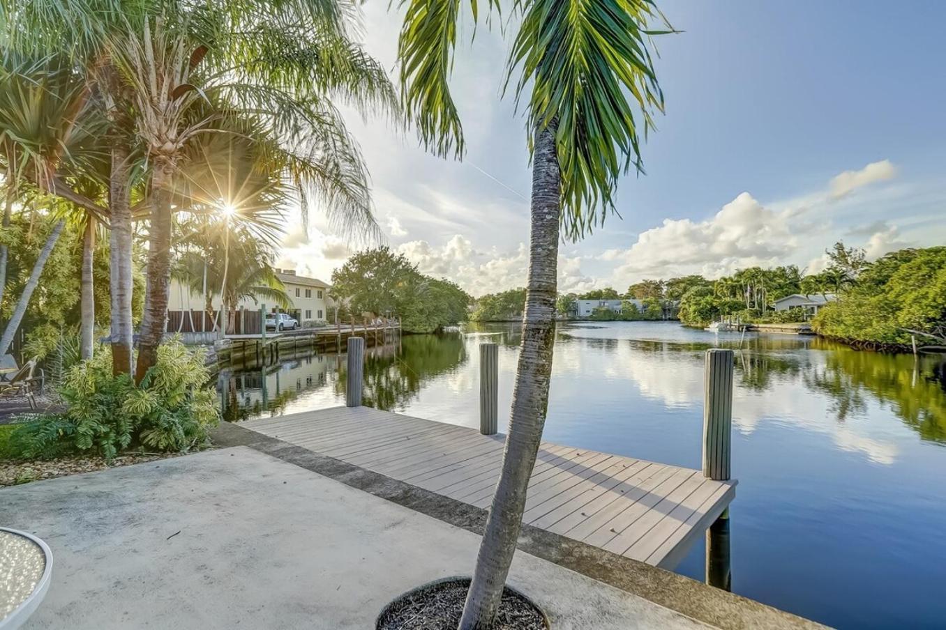 Waterfront Apartment Private Patio Pool Fort Lauderdale Bagian luar foto