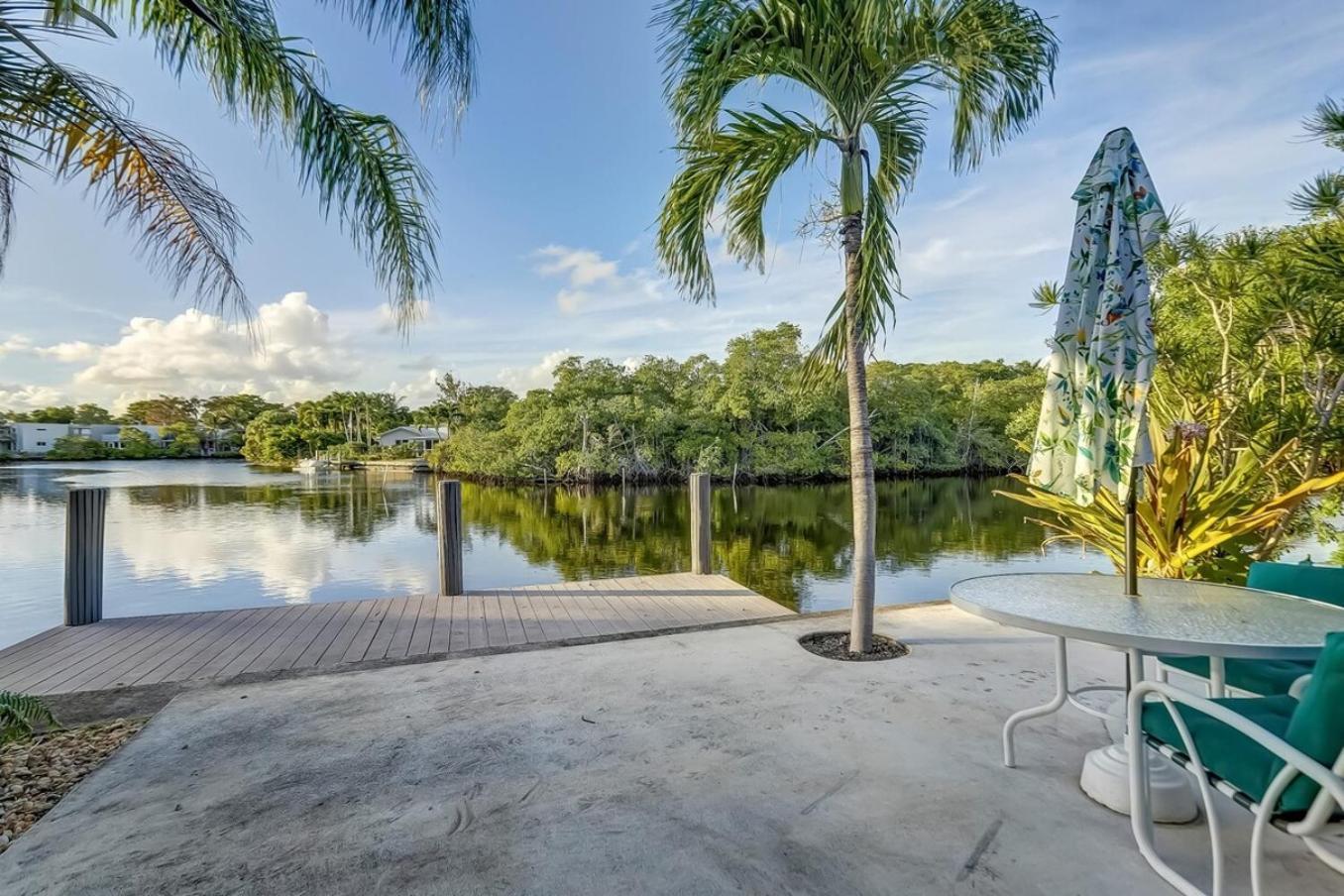 Waterfront Apartment Private Patio Pool Fort Lauderdale Bagian luar foto